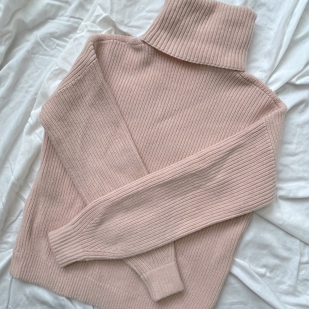 Tory Burch Thick Winter Turtleneck. Wool. Light pink.
